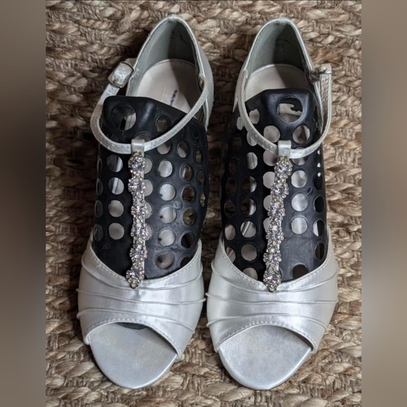 NEW Satin Dyeable White Heels David's Bridal Size 7 -w- Diamond Embellishments - Picture 6 of 12